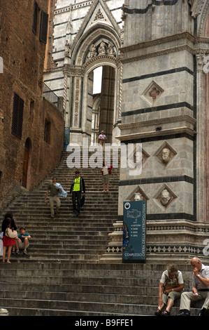 Touristen an der Dom-Kirche in Italien Stockfoto