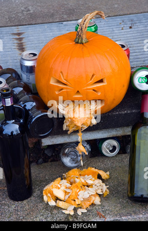 Halloween-Kürbisse mit leeren Dosen und Flaschen Wein Erbrechen. Stockfoto