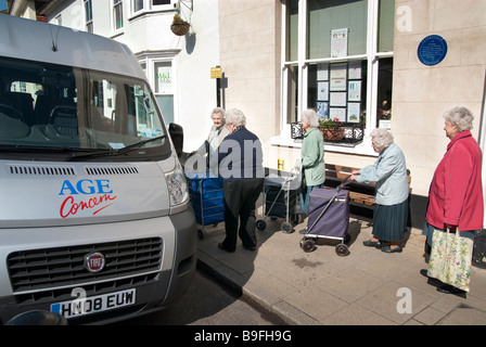 OAP der Age Concern Mini-Bus einsteigen. Stockfoto