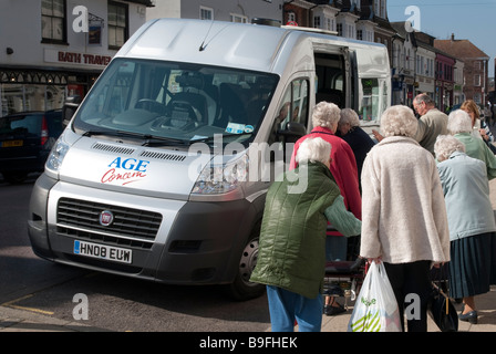 OAP der Age Concern Mini-Bus einsteigen. Stockfoto