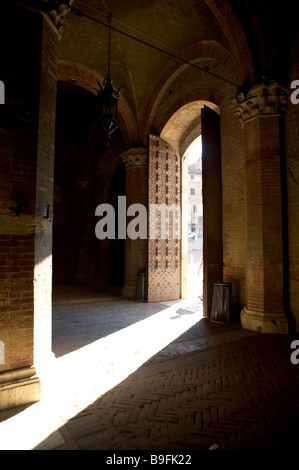 Die offene Tür des La Torre del Mangia entnommen innen mit Sonnenlicht streaming über der Tür Stockfoto