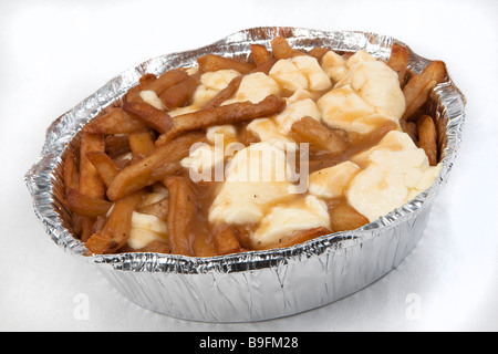 Poutine vor einem weißen Hintergrund Poutine ist ein kanadisches Französisch Gericht bestehend aus Pommes frites, garniert mit frischen Käse Quark Stockfoto