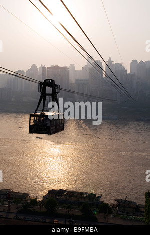 China, Chongqing Stadtbezirk. Skyline von Chongqing und Seilbahn über dem Yangzi-Fluss Stockfoto