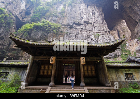 China, Chongqing Stadtbezirk, Wulong. Einem hölzernen Tempel an der Rock Brücken Unesco Weltnaturerbe Stockfoto