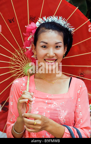 China Yunnan Provinz Xishuangbanna Jinghong Stadt A Mädchen in traditioneller Kleidung mit Sonnenschirm A Water Splashing Festival Stockfoto