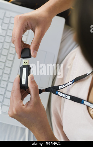 Frau Detail Hände Freecom Pen Drive FM-10 Kappe schließt Draufsicht, dass keine Eigenschaft Version Menschen jungen Anwendung öffnet verwendet Stockfoto