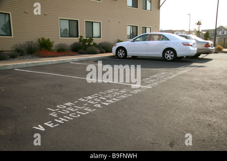 Parkplätze für niedrig emittierenden Kraftstoff effiziente Autos im GAIA Napa Valley Hotel, American Canyon, Kalifornien bezeichnet. Stockfoto