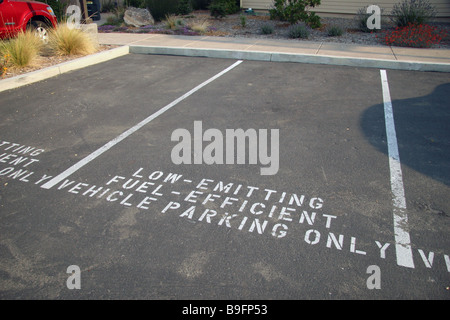Parkplätze für niedrig emittierenden Kraftstoff effiziente Autos im GAIA Napa Valley Hotel, American Canyon, Kalifornien bezeichnet. Stockfoto