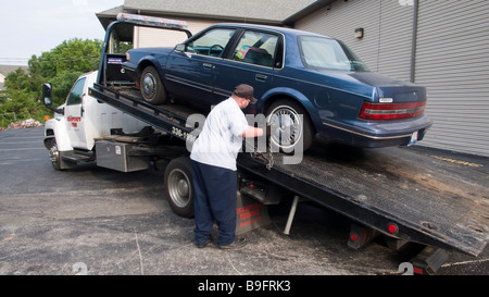 Amerikanische Buick Auto geladen auf Rettung LKW Branson Missouri USA Stockfoto