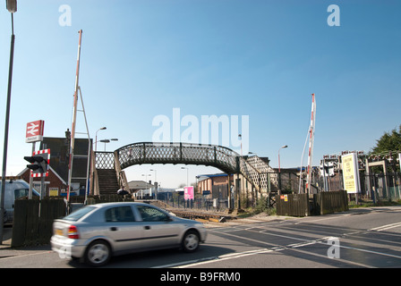 Petersfield Bahnhof und Bahnübergang Stockfoto