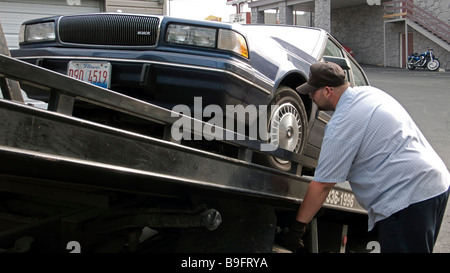 Amerikanische Buick Auto geladen auf Rettung LKW Branson Missouri USA Stockfoto