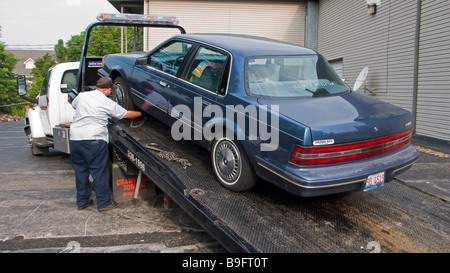 Amerikanische Buick Auto geladen auf Rettung LKW Branson Missouri USA Stockfoto