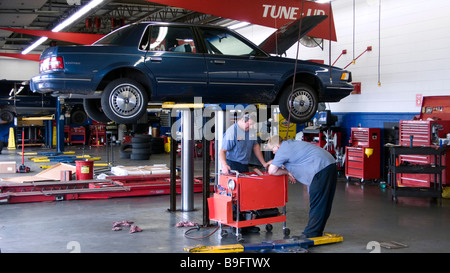 Auto auf Hebebühne Reparatur Werkstatt Springfield in Missouri Stockfoto