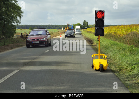 Baustellen auf französischen Landstraße Stockfoto