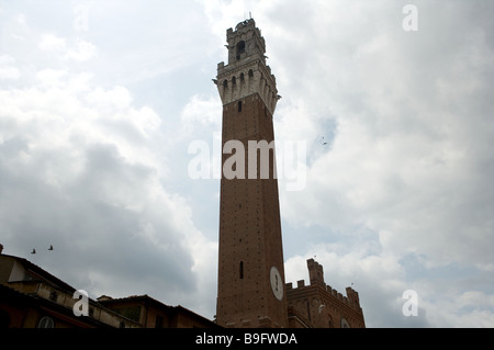 Die wichtigsten Turm von La Torres de genannt Mangia auf dem Platz Piazza Il Campo unter einem grauen Himmel in Siena Italien Stockfoto