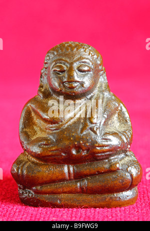 Miniatur Bronzestatue eines lachenden Buddha. Stockfoto