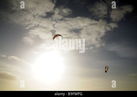 Paar von Powerkites gegen Sonne und natürliche Himmel Stockfoto