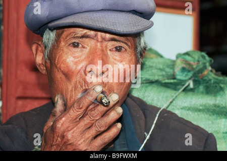 China Yunnan Provinz Lijiang Portrait eines alten Mannes der Naxi Stockfoto