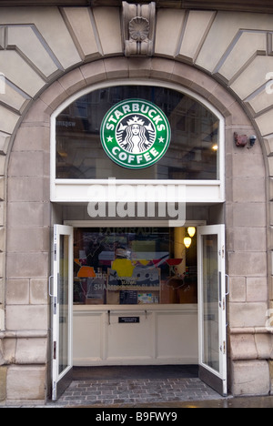 Starbucks Kaffee Haupteingang im Stadtzentrum von Manchester UK Stockfoto