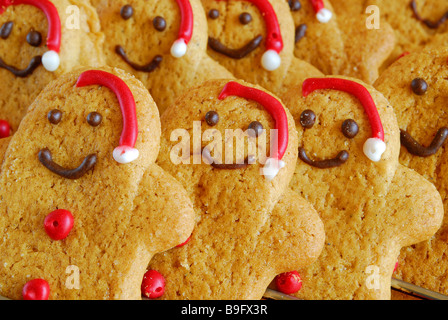 Reihen von Lebkuchen Weihnachtsmänner. Stockfoto