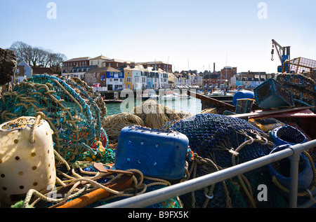 Netze und Trawler Fanggeräte häuften sich auf alte Hafenmauer Weymouth. Dorset. VEREINIGTES KÖNIGREICH. Stockfoto