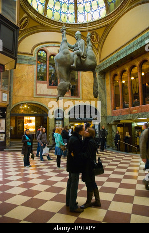 Menschen warten, um in die "Lucerna" Kino Pasaz Lucerna Einkaufspassage in Prag Tschechien Mitteleuropa zu bekommen Stockfoto