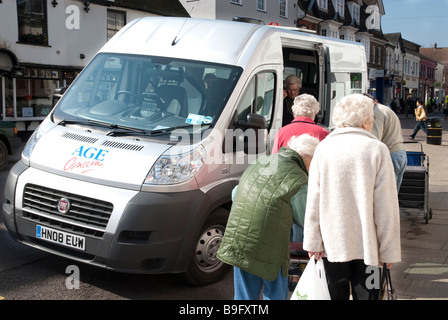 OAP der Age Concern Mini-Bus einsteigen. Stockfoto