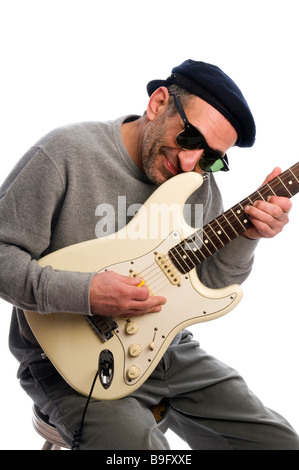 Gitarre Spieler Musiker Mittelalter senior Mann gerne hoch tragen französische Baskenmütze Mütze Stockfoto