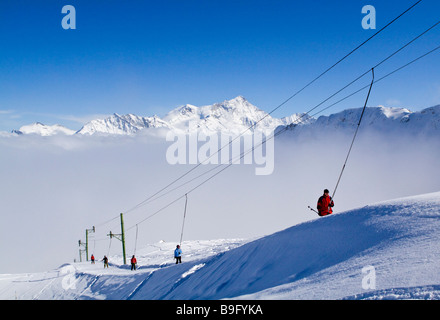 Über dem Nebel, Schweizer Alpen Skifahren Stockfoto