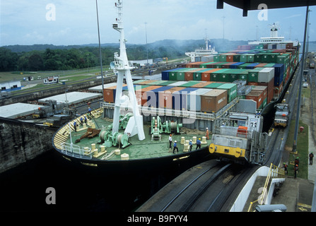 Containerschiff Eingabe Gatun Schleusen, Panama-Kanal. Zug oder "Maultier" auf RHS führt das Schiff Stockfoto