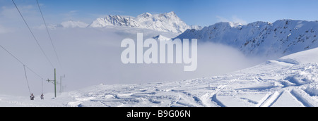 Über dem Nebel, Schweizer Alpen Skifahren Stockfoto