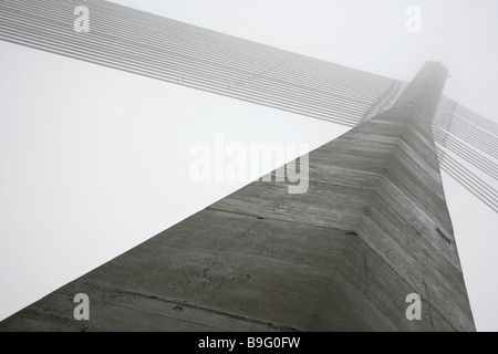 Detail der Kabel-Aufenthalt Vansu kippt oder Vansu Brücke über den Fluss Daugava, Riga, Lettland, an einem nebligen Tag. Stockfoto