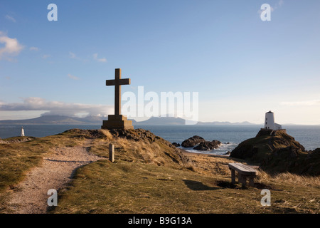Steinkreuz Memorial und alten Leuchtturm Twr Mawr auf Punkt Ynys Llanddwyn Island in AONB auf Isle of Anglesey North Wales UK Stockfoto