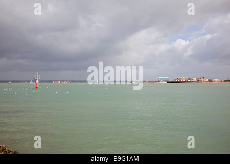 Blick auf Langstone Hafen in Richtung Hayling Island von Eastney mit einem stürmischen Himmel Stockfoto