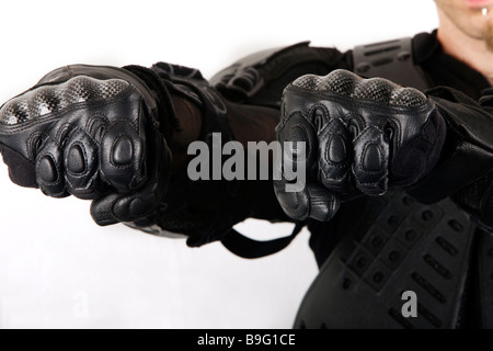 Schwarzen Schutz-Anzug für Biker und Nahaufnahme von schwarzen Schutzhandschuhe Stockfoto