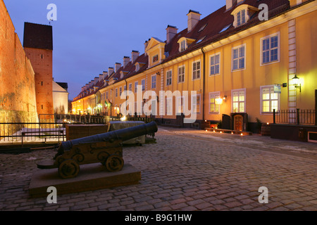 Alten Stadtmauern, Ramera Turm und das 18. Jahrhundert Jacob Kaserne auf Torna Iela oder Tower Street, Riga, Lettland, in der Dämmerung. Stockfoto