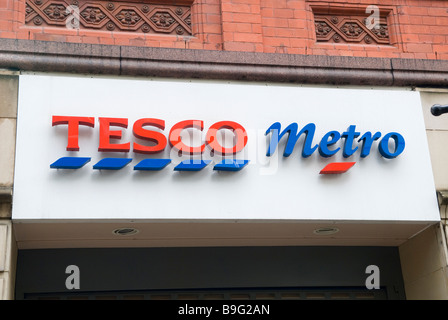 Stadtzentrum von Tesco Metro Manchester UK Stockfoto