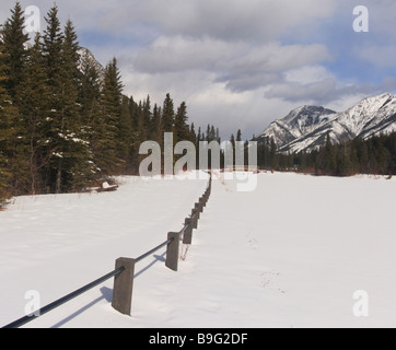 Schneebedeckten Mount Lorette Teich, Kananaskis Country, Alberta Stockfoto