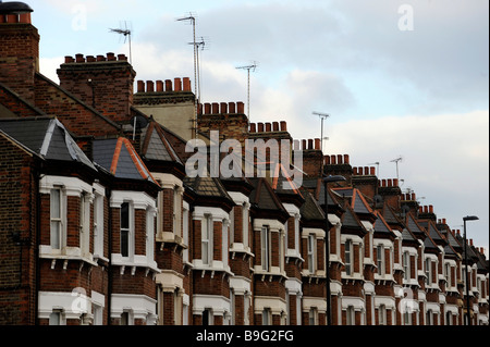 Eine Reihe von Schornsteinen auf Maisonette-Wohnungen, Wohnungen, wohnen, in London, England, während der Kreditkrise, Gehäuse Einbruch, Wirtschaftskrise Stockfoto