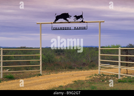 Schmiedeeisen unterzeichnen am Ranch Tor in der Nähe von D Hannis bei uns 90 Autobahn in Medina County Texas USA Stockfoto