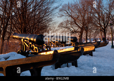 Sonnenaufgang über alte Kanonen mit Blick auf den St. Lawrence River in Montmorency Park in Québec (Stadt) Stockfoto