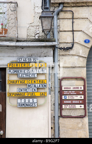 Eine Auflistung der Beschilderung in St. Foy La Grande, Frankreich. Stockfoto