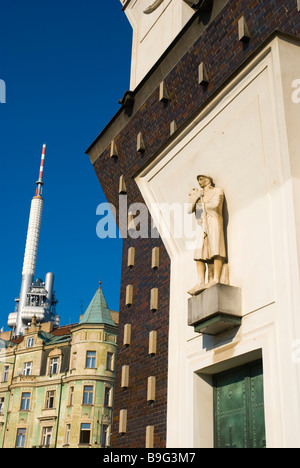 Detail in Plecnik s Kirche von Namesti Jiriho Z Podebrad quadratisch mit Fernsehturm im Hintergrund in Prag Tschechische Republik Europa Stockfoto