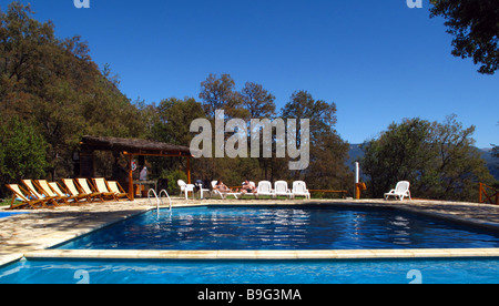 Ein paar genießt die Sonne und den Pool eines Ferienort in San Martin de Los Andes in der argentinischen Patagonien Stockfoto