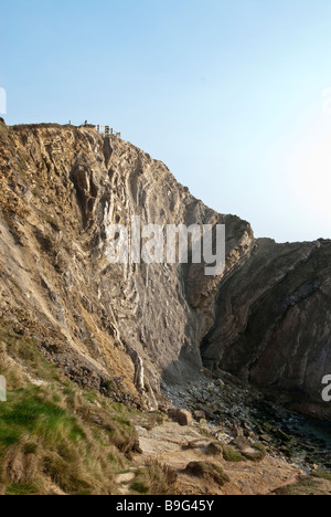 Treppe Loch Lulworth Cove Teil der Jurassic Coast. Das auffälligste Merkmal der Treppe Loch sieht man in der östlichen Klippe. Hier ist ein Querschnitt Throught das Lulworth Crumple, wo kleine Falten in den Purbeck Schichten innerhalb der steilen nördlichen Glied des Purbeck Monocline vorhanden sind. Stockfoto