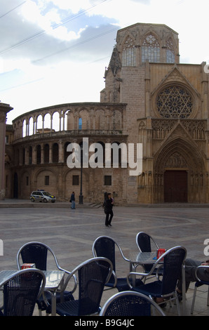 Dom und Café Tische und Stühle in Plaza De La Virgen, Valencia, Spanien Stockfoto