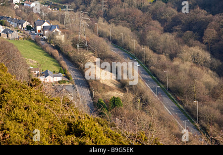 Häuser und Pylonen in der Nähe der drei Lane aus den Leitern der Täler-Straße rechts in die Clydach Schlucht Wales UK Stockfoto