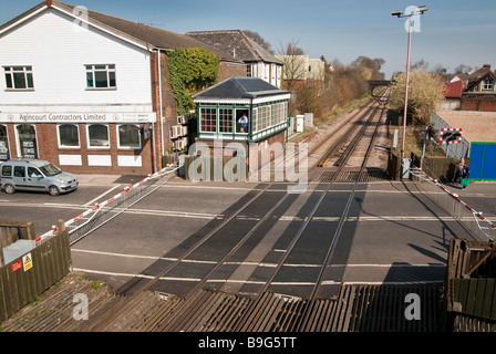 Petersfield Bahnhof und Bahnübergang Stockfoto