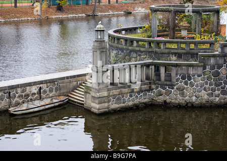 Rotunde auf Vltava Fluss Schleuse in Prag Tschechische Republik. Stockfoto