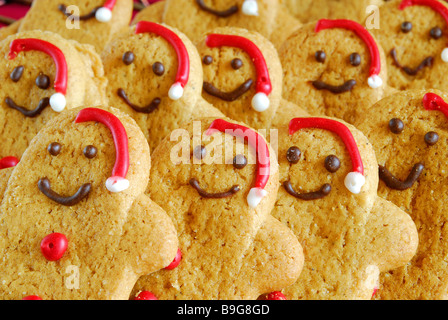 Reihen von Lebkuchen Weihnachtsmänner. Stockfoto